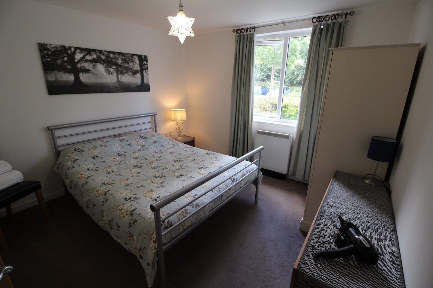 3 bedroom flat 10 mins walk to Bay and City center 4
