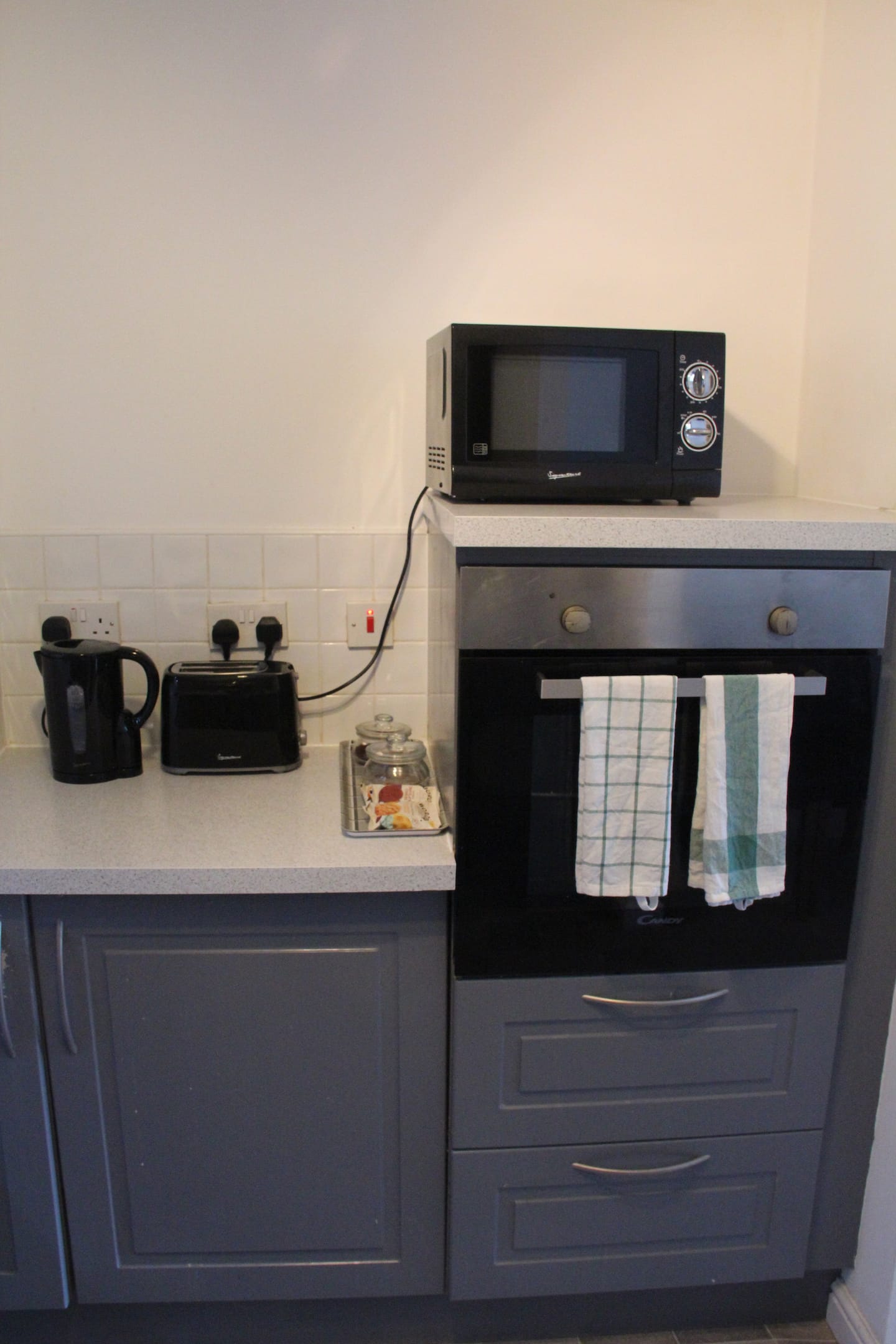 3 bedroom flat 10 mins walk to Bay and City center 5