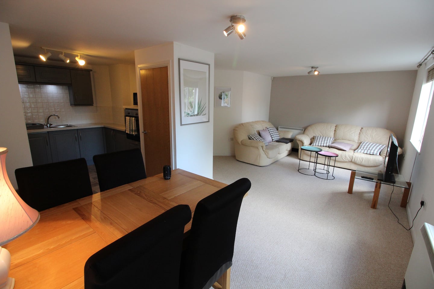 3 bedroom flat 10 mins walk to Bay and City center 3